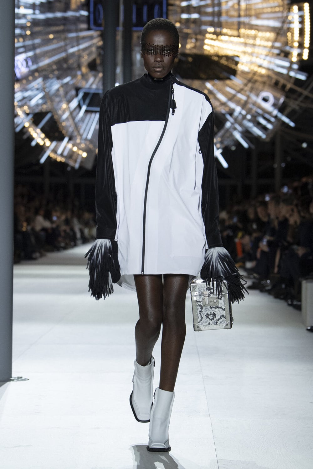 Louis Vuitton: Women’s Fall-Winter 2024 Fashion Show Collection - THE ...