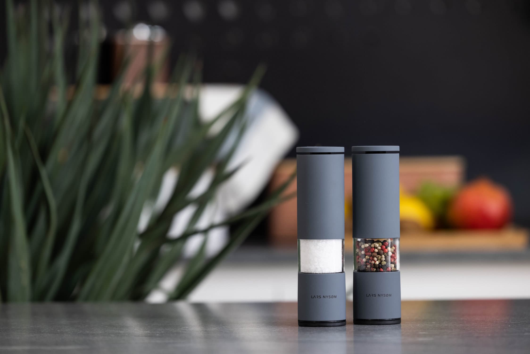 https://www.thestylemate.com/wp-content/uploads/Salt-Pepper-Mill-Set_-LAGOM_Assembly_CoolGrey-2-scaled.jpg